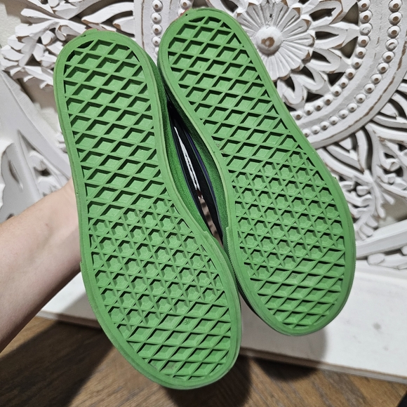 Vans Old School Marvel Skateboard Avengers Low Top Suede Sneakers Kids 2.5 - Picture 4 of 7